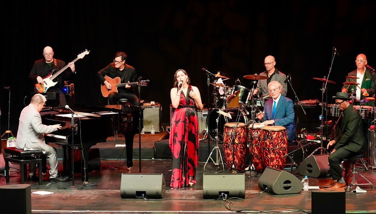 Albümlerinde Türkçe dahil 25 dilde şarkılara yer veren ABD'li müzik grubu Pink Martini, Harbiye...