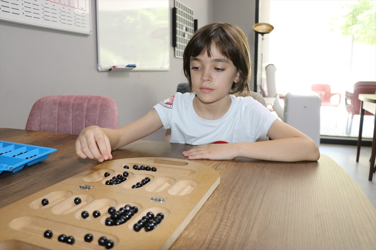 Amasya'da 6 yaşında annesinin yönlendirmesiyle zeka oyunlarına başlayan 9 yaşındaki Mihrimah...