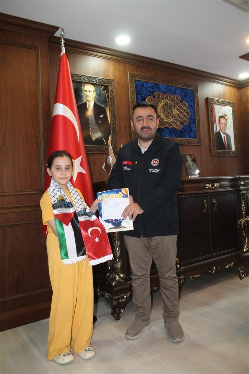 Amasya'da 9 yaşındaki Betül Öngül, iki yıldır biriktirdiği harçlığını Gazzelilere destek olmak...