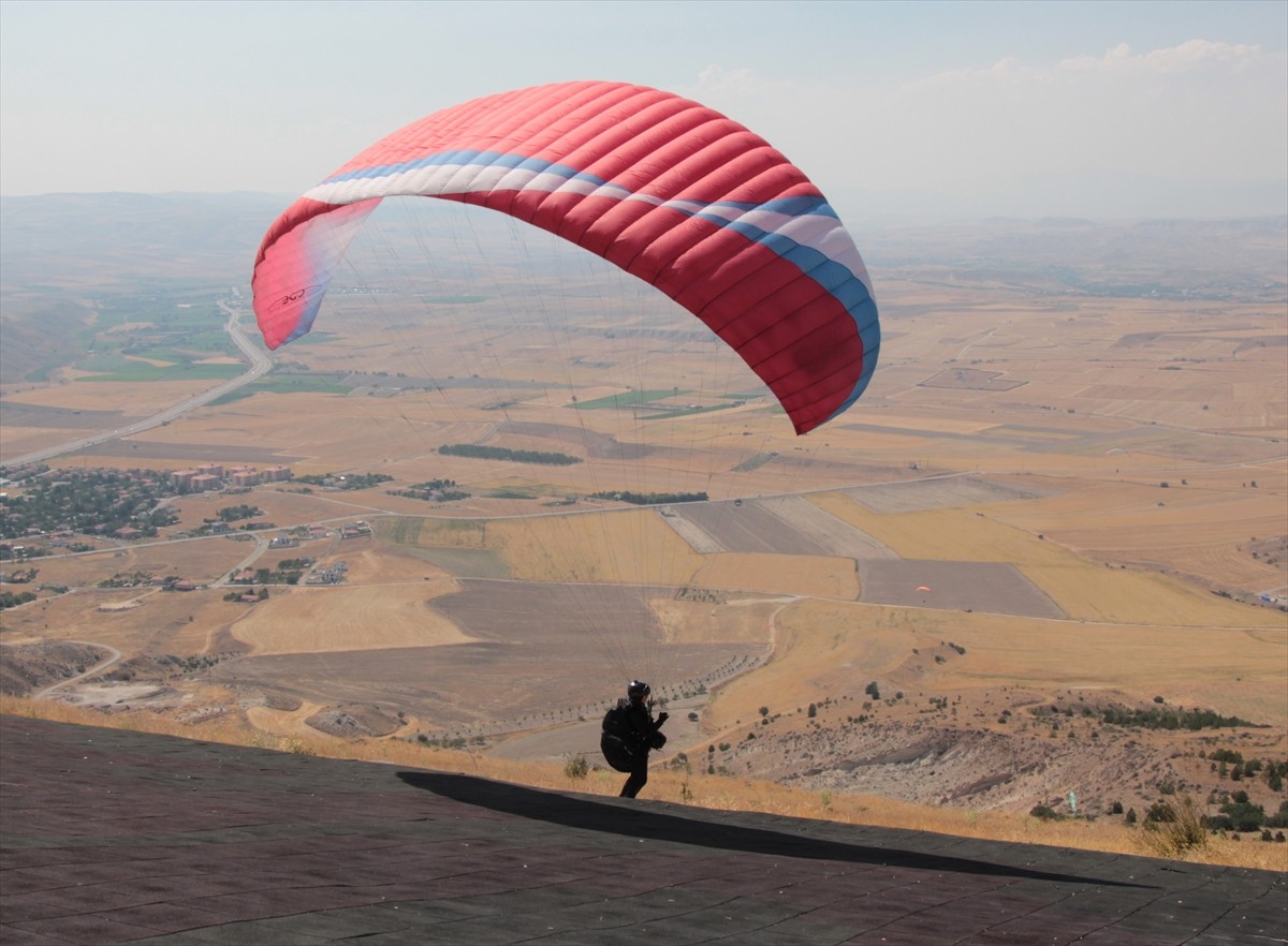 Ankara'nın Ayaş ilçesi, uygun koşulları sayesinde yamaç paraşütü tutkunlarını ağırlıyor. İlçedeki...