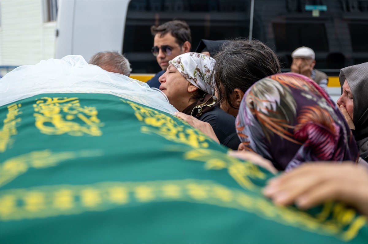 Ankara'nın Elmadağ ilçesinde kopan tır lastiğinin çarpması sonucu yaşamını yitiren 18 yaşındaki...