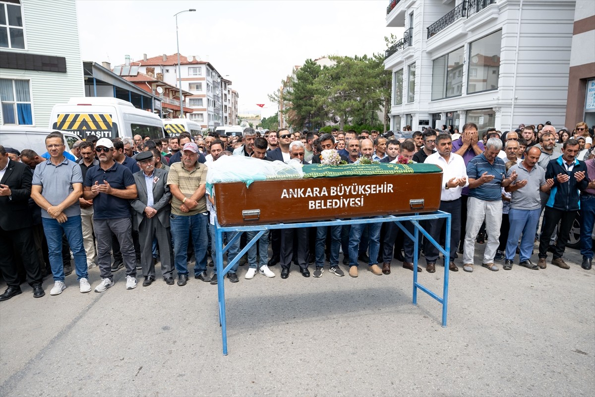 Ankara'nın Elmadağ ilçesinde kopan tır lastiğinin çarpması sonucu yaşamını yitiren 18 yaşındaki...