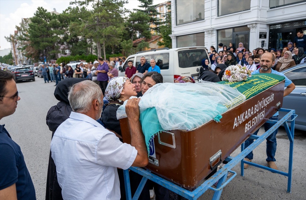 Ankara'nın Elmadağ ilçesinde kopan tır lastiğinin çarpması sonucu yaşamını yitiren 18 yaşındaki...