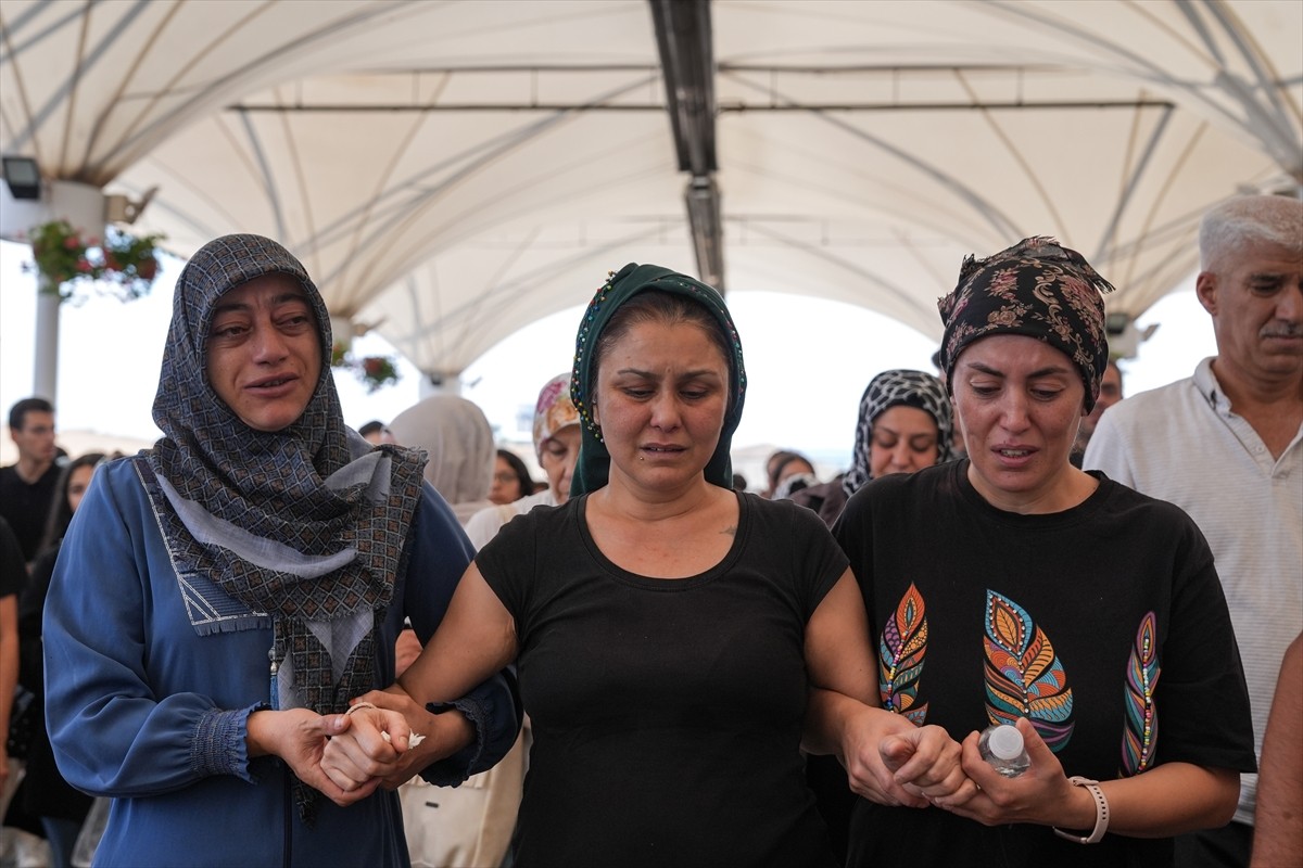 Ankara'nın Sincan ilçesinde, asansör boşluğuna düşerek hayatını kaybeden Beren Su Bolat'ın cenaze...