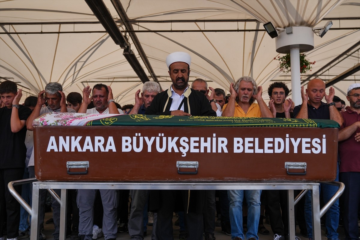 Ankara'nın Sincan ilçesinde, asansör boşluğuna düşerek hayatını kaybeden Beren Su Bolat'ın cenaze...