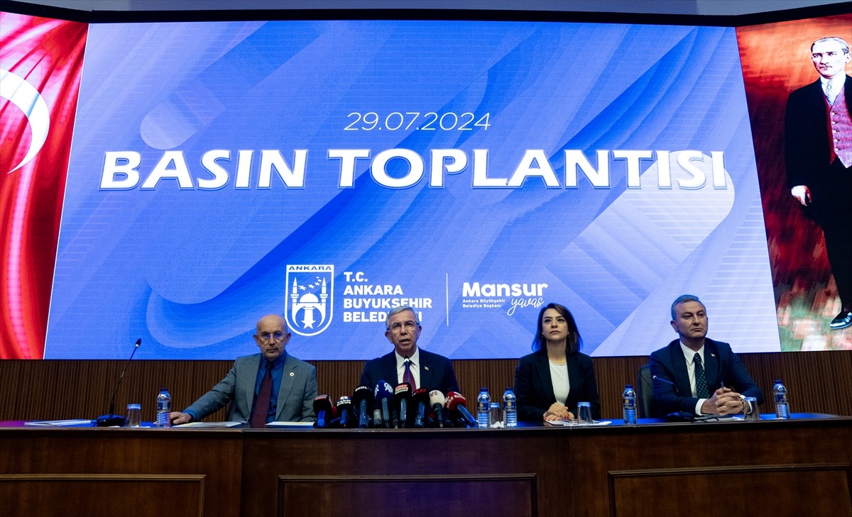Ankara Büyükşehir Belediye (ABB) Başkanı Mansur Yavaş, ABB Konferans Salonu'nda düzenlediği basın...