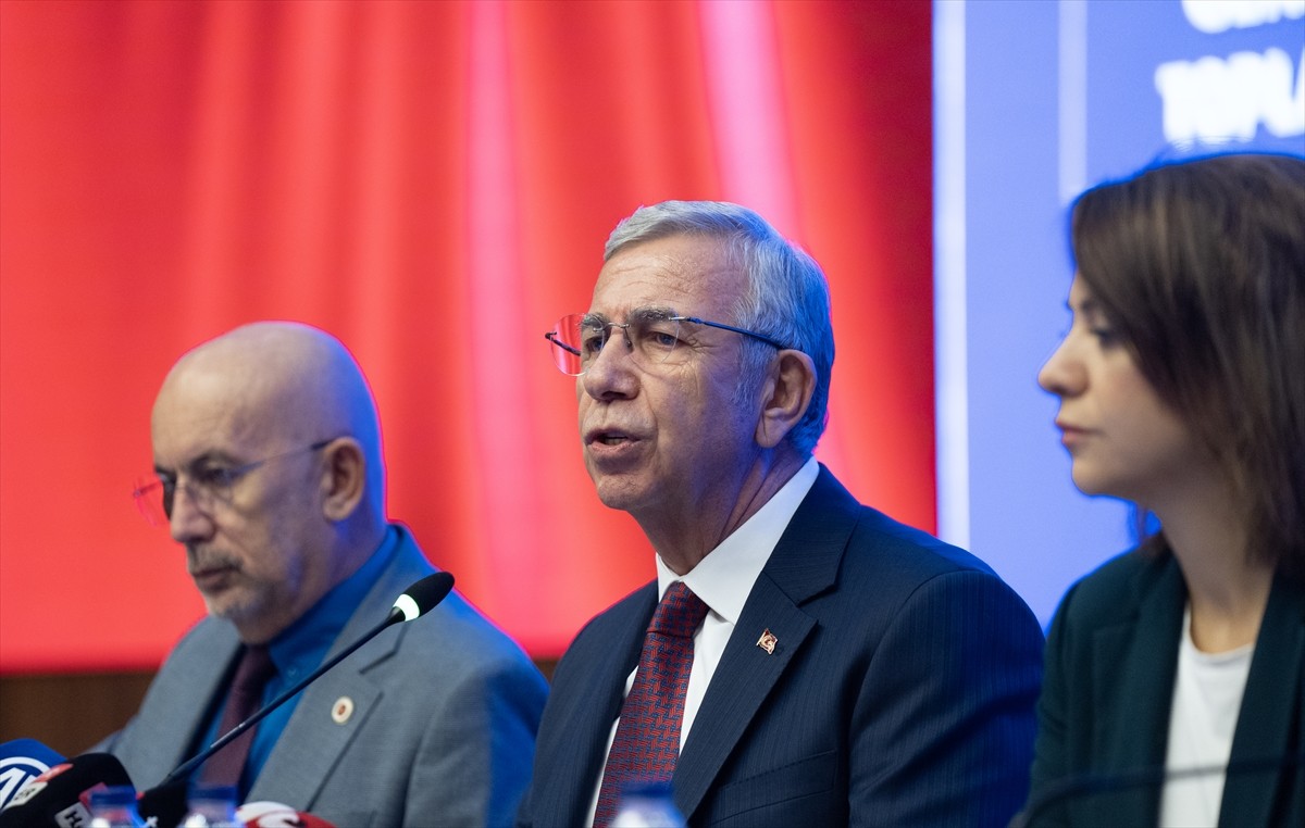 Ankara Büyükşehir Belediye (ABB) Başkanı Mansur Yavaş, ABB Konferans Salonu'nda düzenlediği basın...