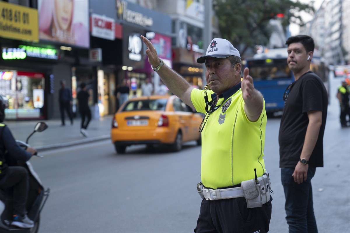 Ankara Trafik Denetleme Şube Müdürlüğünde görevli polis memuru Kenan Üstüner, 31 yıllık meslek...
