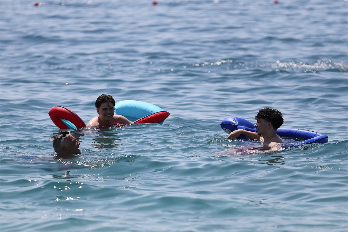Antalya'da etkili olan sıcak hava ve nemden bunalanlar, sahillerle gölgelik alanlarda yoğunluk...