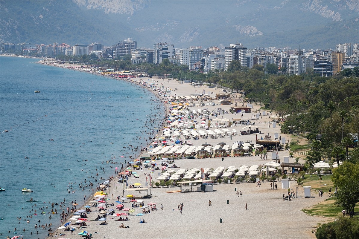 Antalya'da etkili olan sıcak hava ve nemden bunalanlar, sahillerle gölgelik alanlarda yoğunluk...