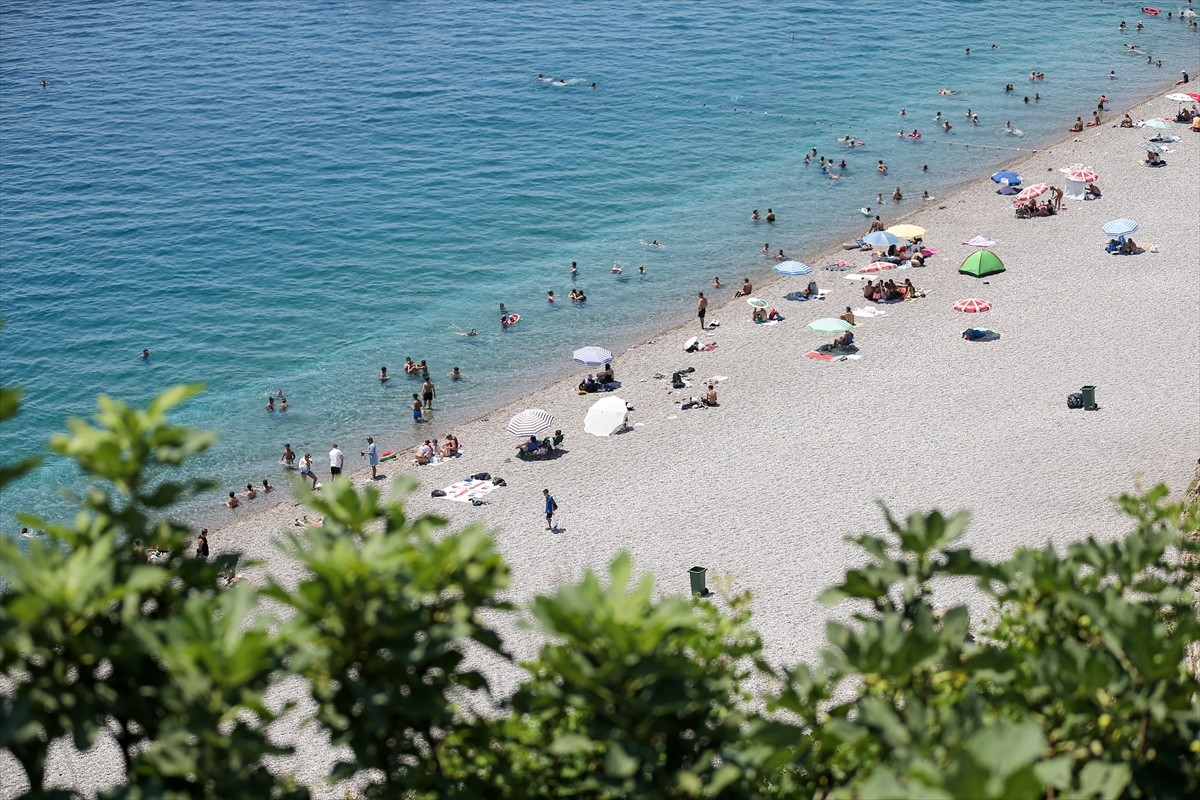 Antalya'da etkili olan sıcak hava ve nemden bunalanlar, sahillerle gölgelik alanlarda yoğunluk...