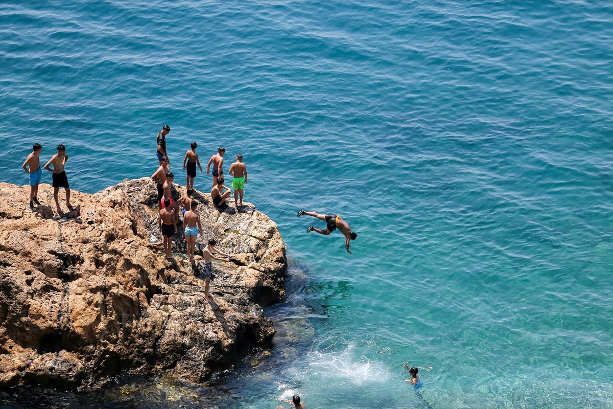 Antalya'da etkili olan sıcak hava ve nemden bunalanlar, sahillerle gölgelik alanlarda yoğunluk...