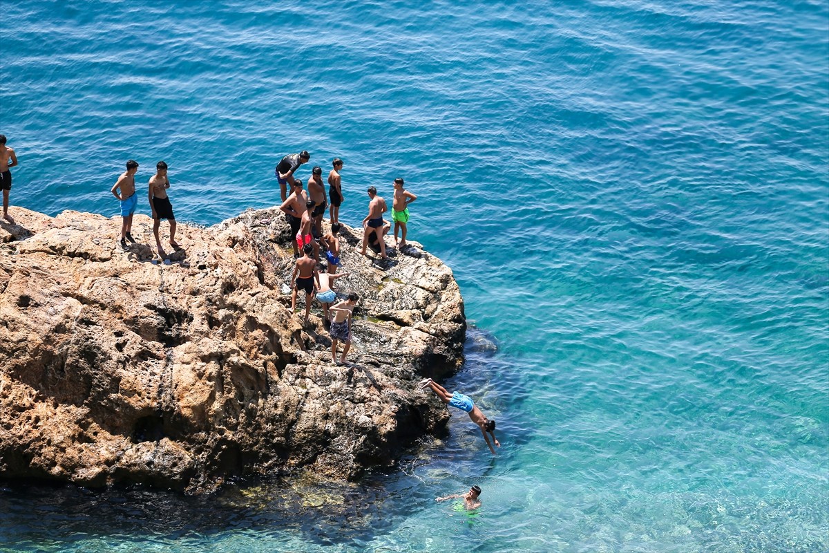 Antalya'da etkili olan sıcak hava ve nemden bunalanlar, sahillerle gölgelik alanlarda yoğunluk...