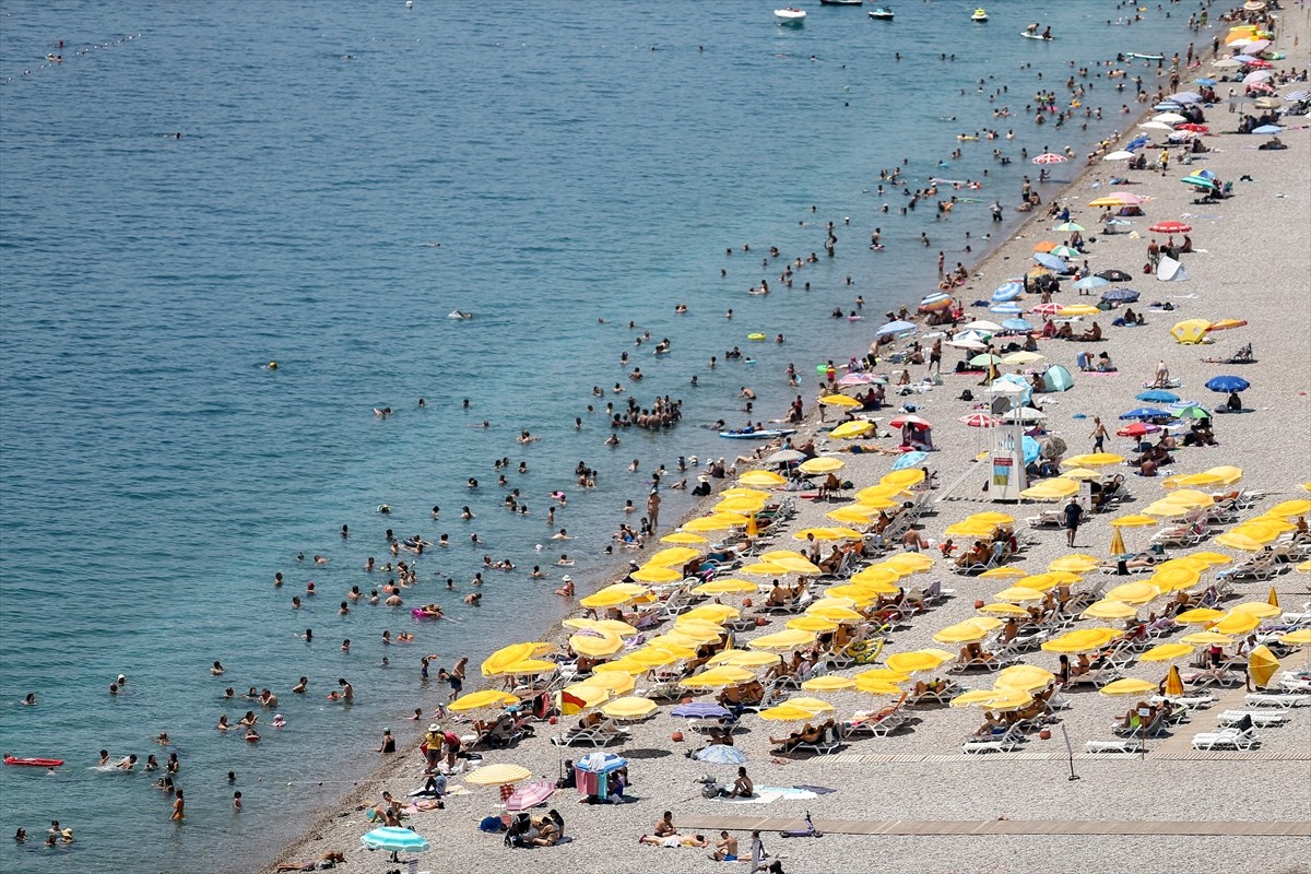 Antalya'da etkili olan sıcak hava ve nemden bunalanlar, sahillerle gölgelik alanlarda yoğunluk...