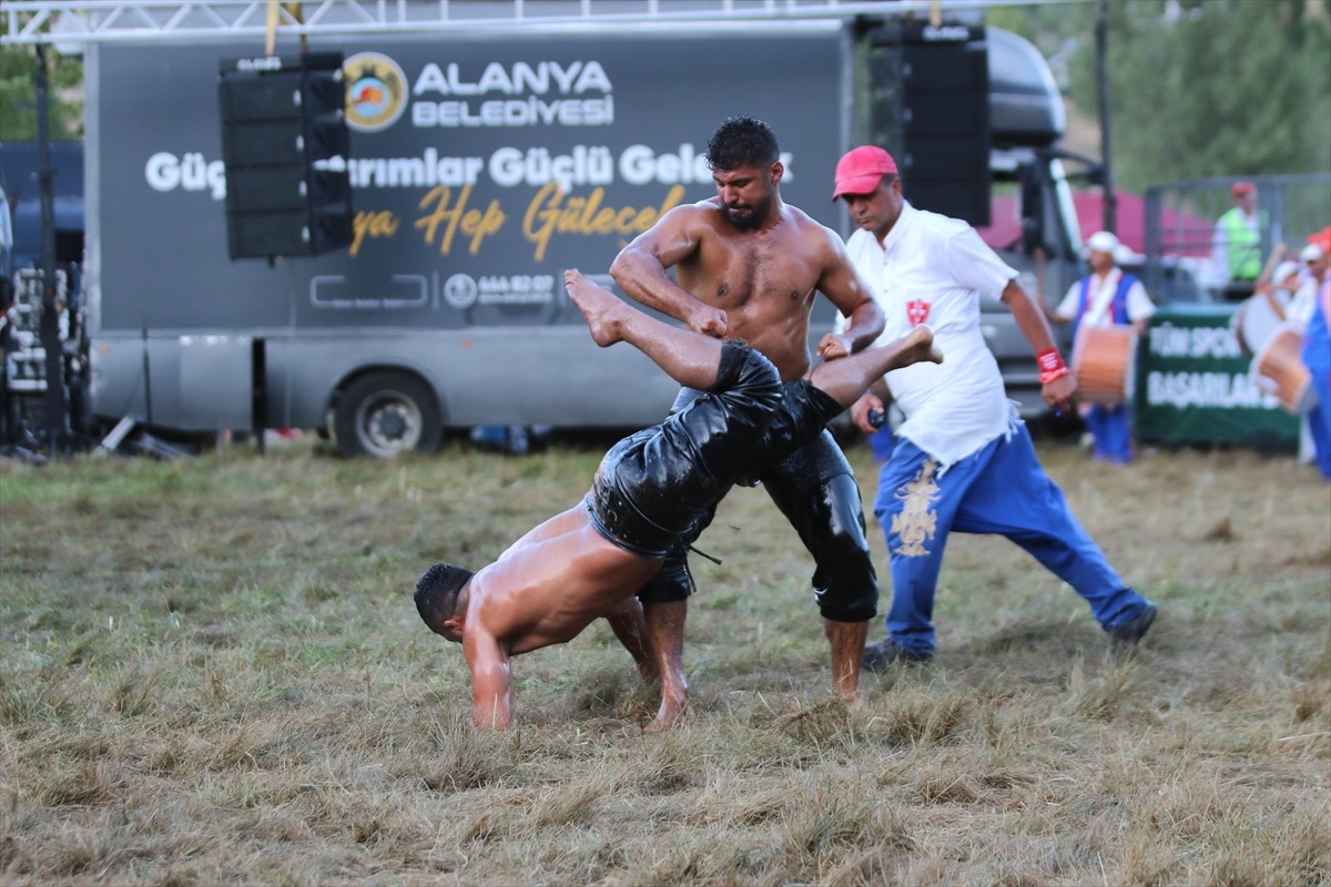 Antalya'nın Alanya ilçesinde düzenlenen 18. Geleneksel Gökbel Yaylası Yağlı Güreşleri'nde...