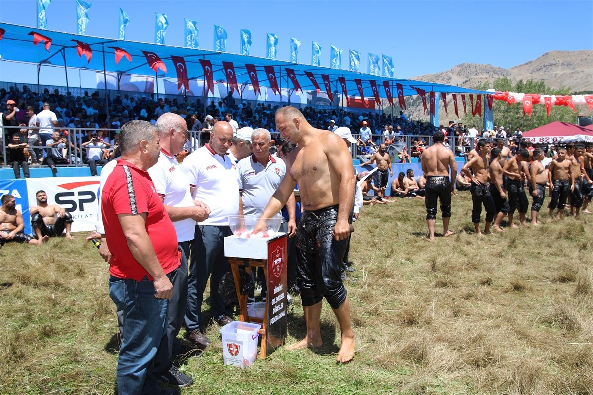 Antalya'nın Alanya ilçesinde düzenlenen 18. Geleneksel Gökbel Yaylası Yağlı Güreşleri'nde...
