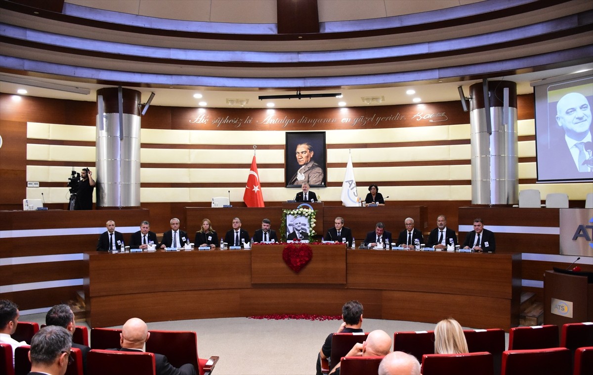 Antalya'nın Kemer ilçesinde geçirdiği tekne kazası sonucu hayatını kaybeden eski Antalya Ticaret...