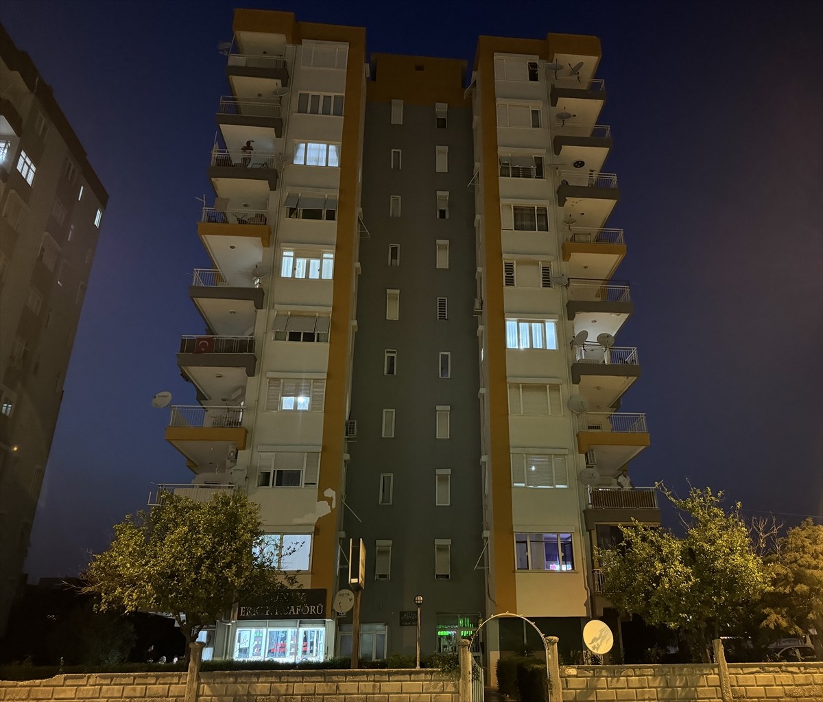 Antalya'nın Kepez ilçesinde evindeki eşyaları dışarı atan ve kendisine zarar veren kişi, ekiplerce...