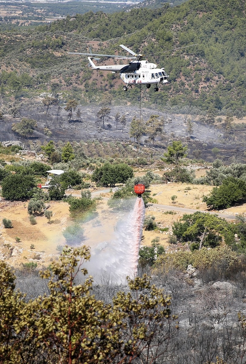 Antalya'nın Serik ilçesinde ormanlık alanda dün çıkan orman yangınını kontrol altına almak için...