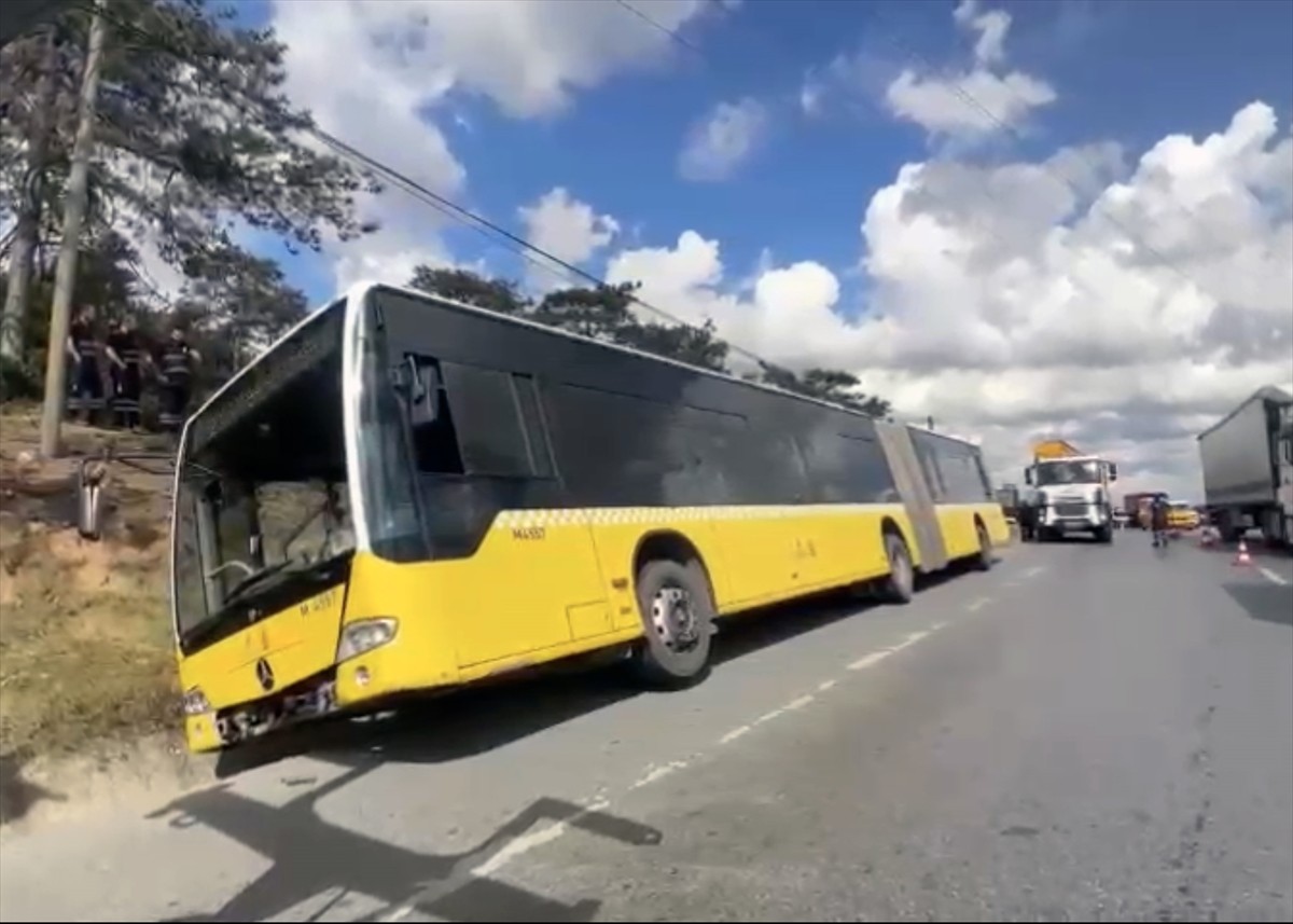 Arnavutköy'de İETT otobüsü, yol kenarındaki yağmur suyu kanalına düştü. Taşoluk...