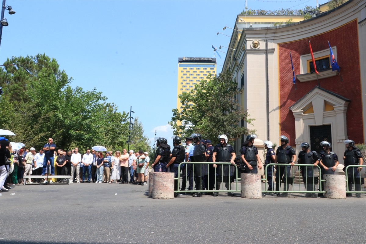 Arnavutluk'un başkenti Tiran'da, Belediye Başkanı Erion Veliaj'ın istifası, "belediyedeki...