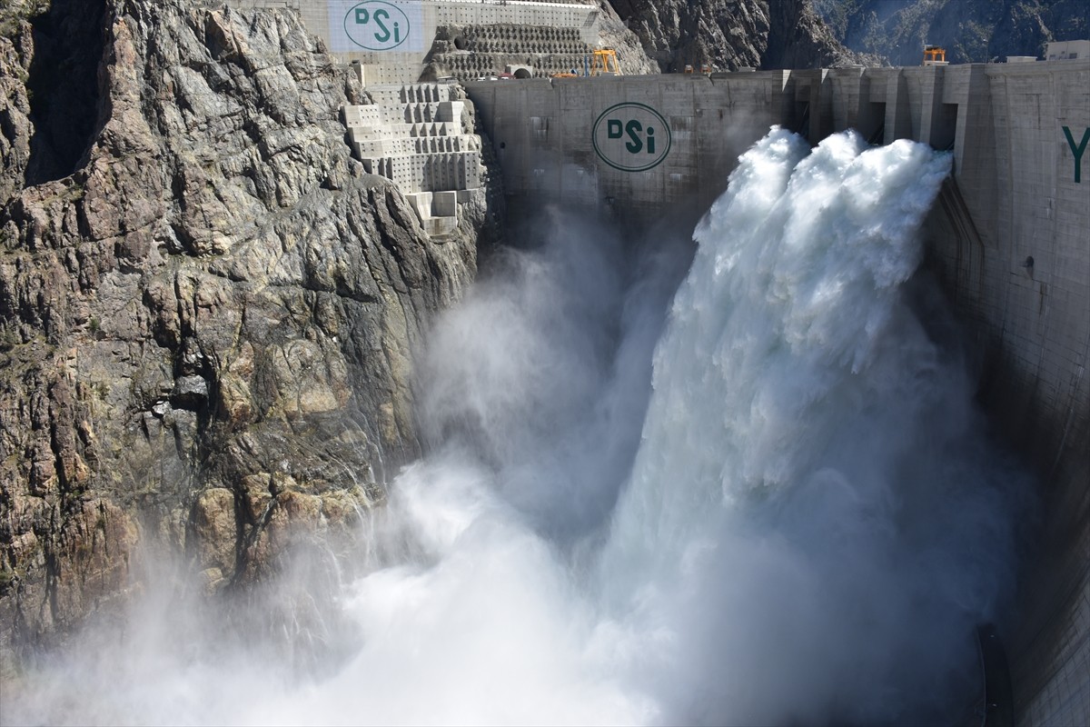 Artvin'de, temelden 275 metre gövde yüksekliğiyle Türkiye'nin en yüksek, dünyanın ise 5'inci...