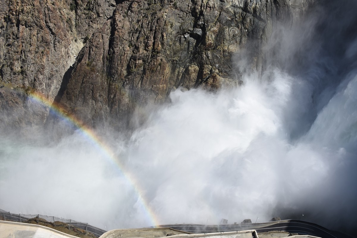 Artvin'de, temelden 275 metre gövde yüksekliğiyle Türkiye'nin en yüksek, dünyanın ise 5'inci...