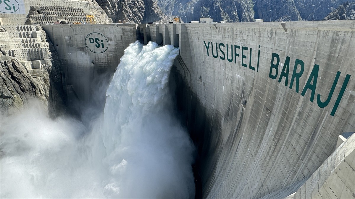 Artvin'de, temelden 275 metre gövde yüksekliğiyle Türkiye'nin en yüksek, dünyanın ise 5'inci...