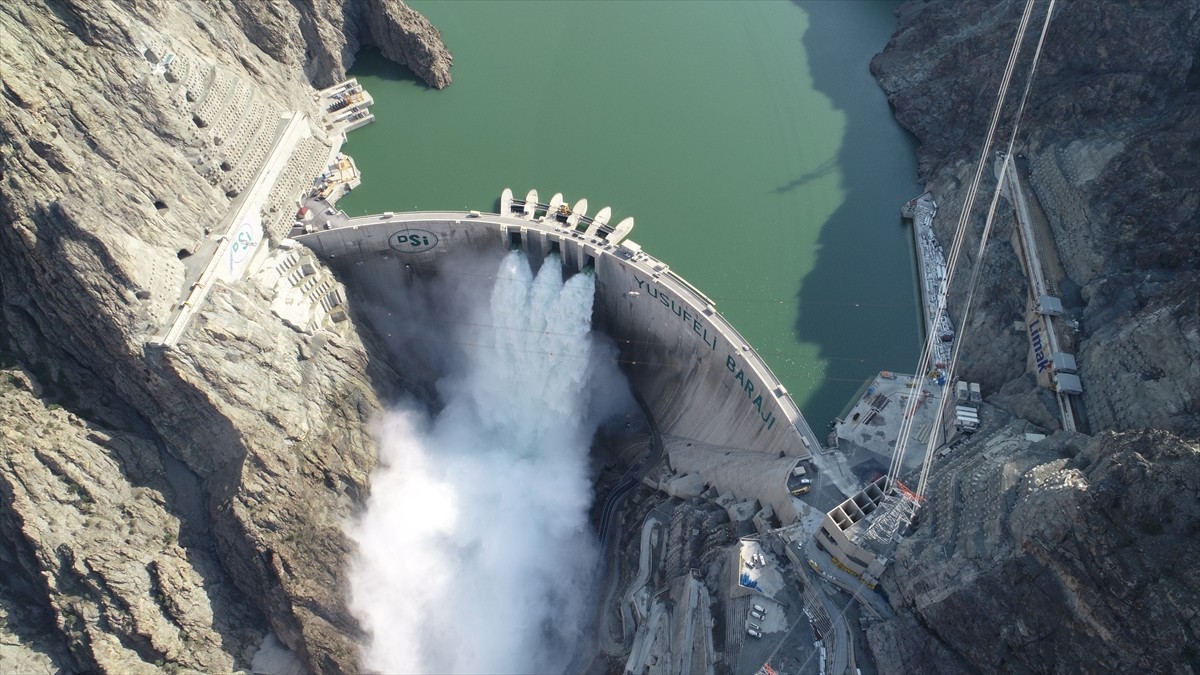 Artvin'de, temelden 275 metre gövde yüksekliğiyle Türkiye'nin en yüksek, dünyanın ise 5'inci...