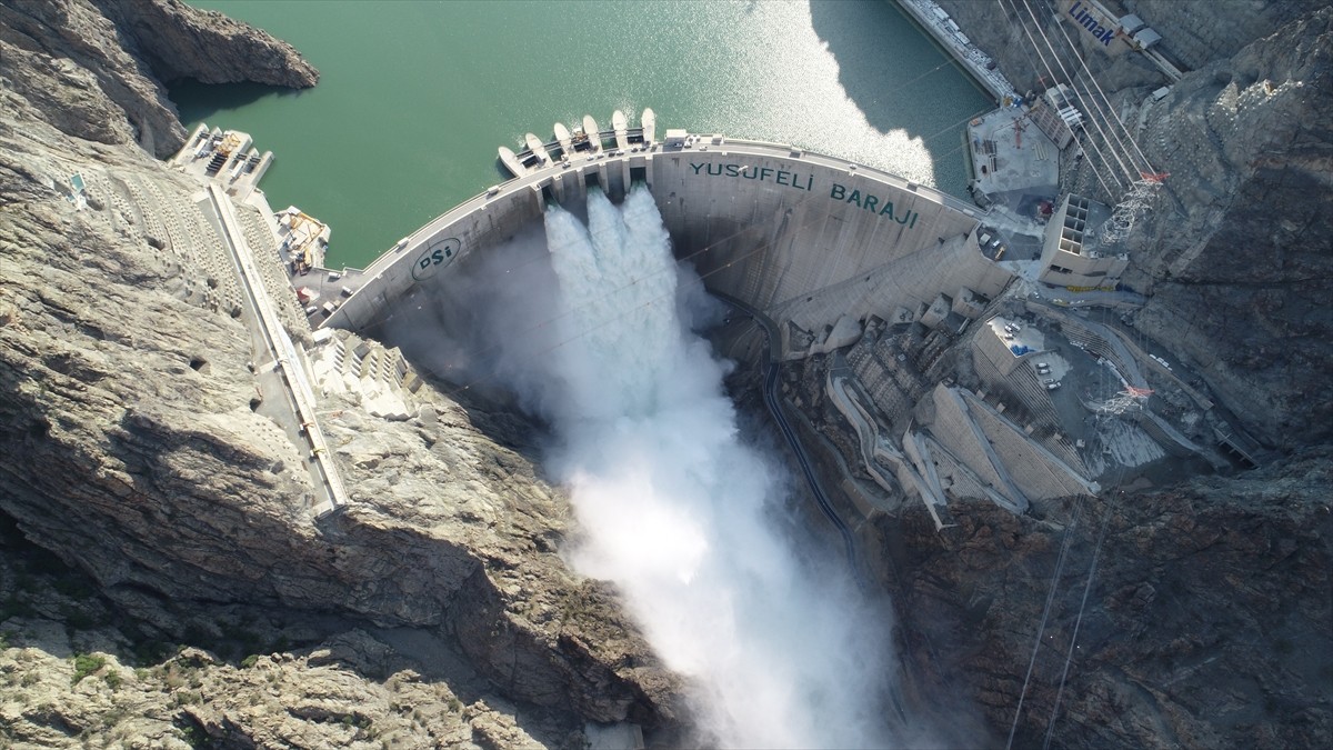 Artvin'de, temelden 275 metre gövde yüksekliğiyle Türkiye'nin en yüksek, dünyanın ise 5'inci...