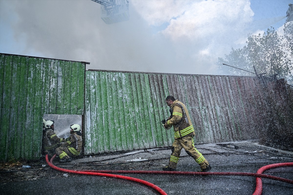 Avcılar'da hurdalık alanda çıkan yangına itfaiye ekipleri müdahale ediyor.