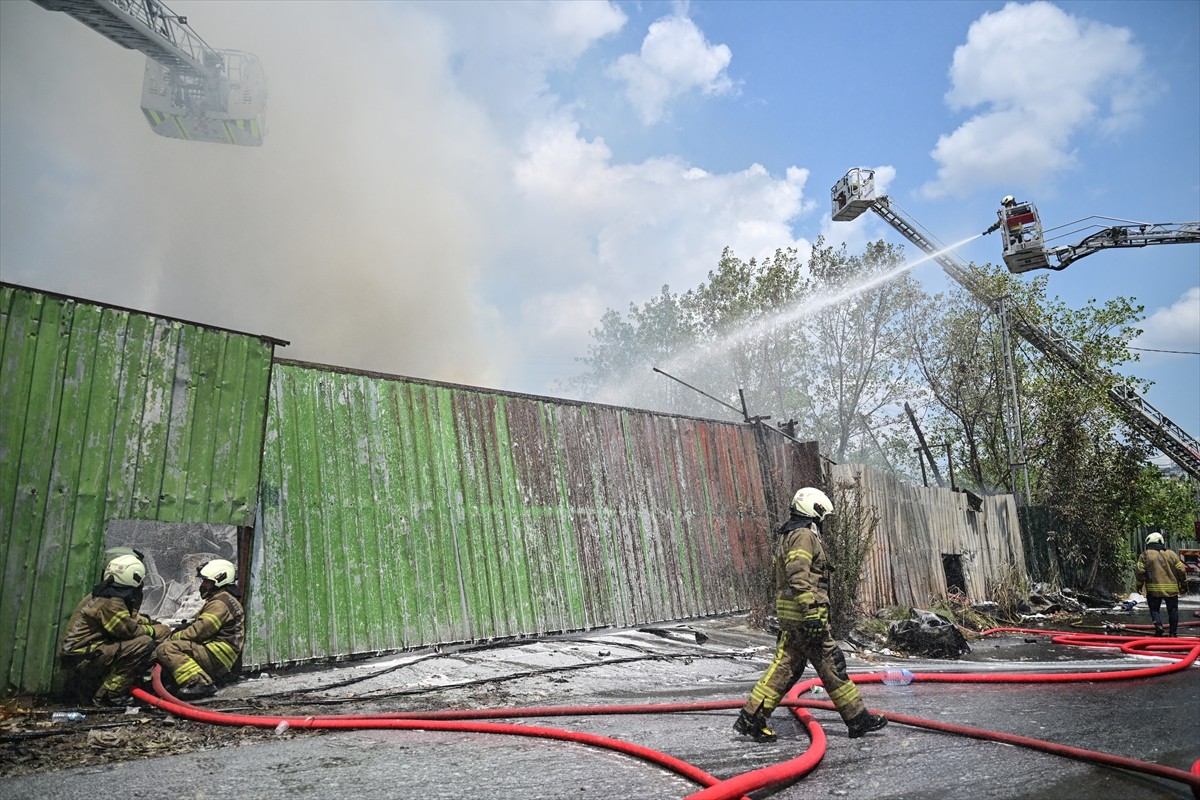 Avcılar'da hurdalık alanda çıkan yangına itfaiye ekipleri müdahale ediyor.