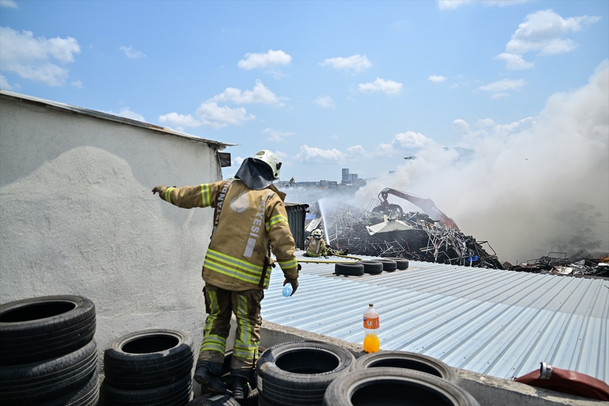 Avcılar'da hurdalık alanda çıkan yangına itfaiye ekipleri müdahale ediyor. 