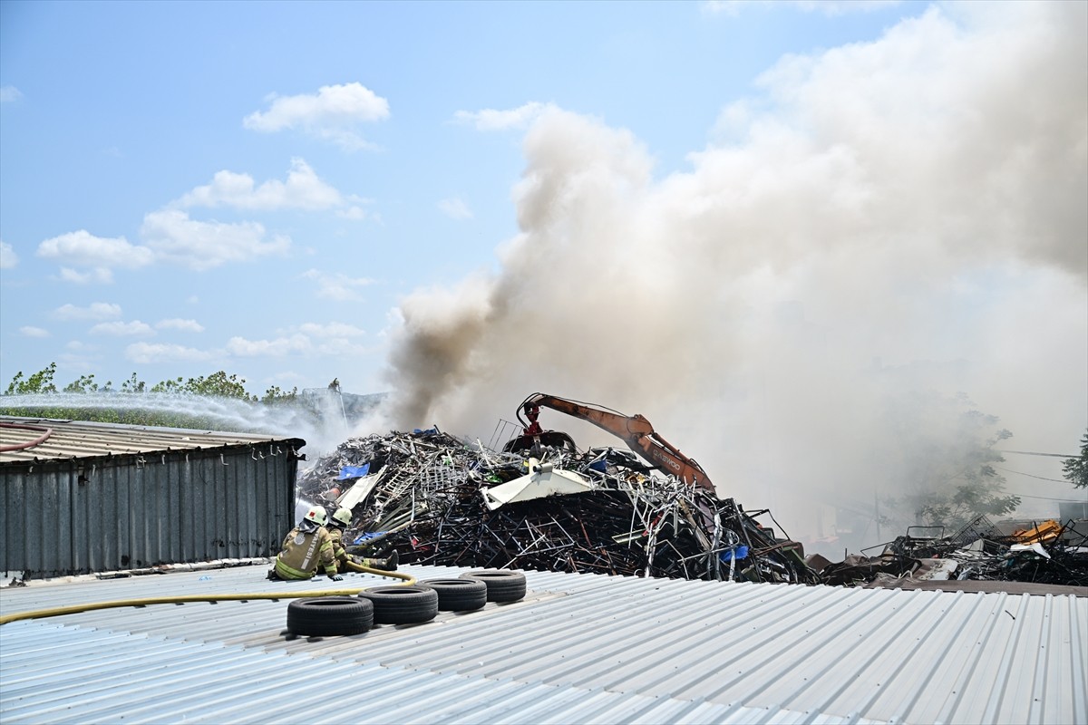 Avcılar'da hurdalık alanda çıkan yangına itfaiye ekipleri müdahale ediyor. 