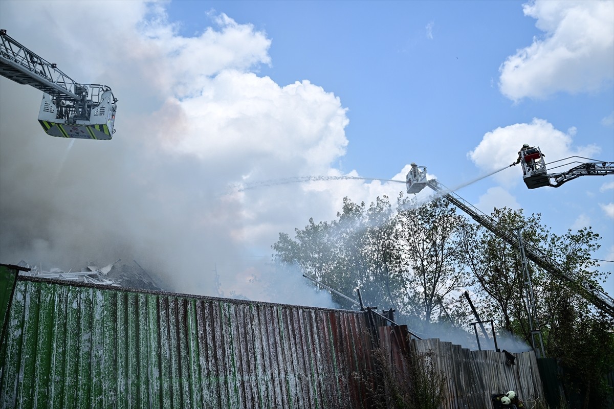 Avcılar'da hurdalık alanda çıkan yangına itfaiye ekipleri müdahale ediyor.