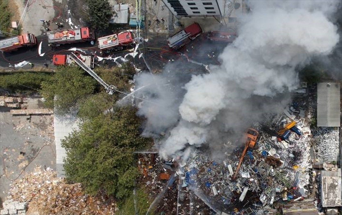 Avcılar'da hurdalık alanda çıkan yangına itfaiye ekipleri müdahale ediyor.