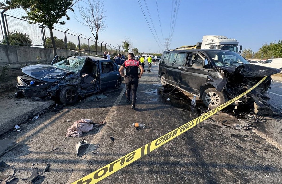 Bağcılar'da, kontrolden çıkan minibüsün karşı şeride geçerek otomobille çarpışması sonucu 1'i ağır...