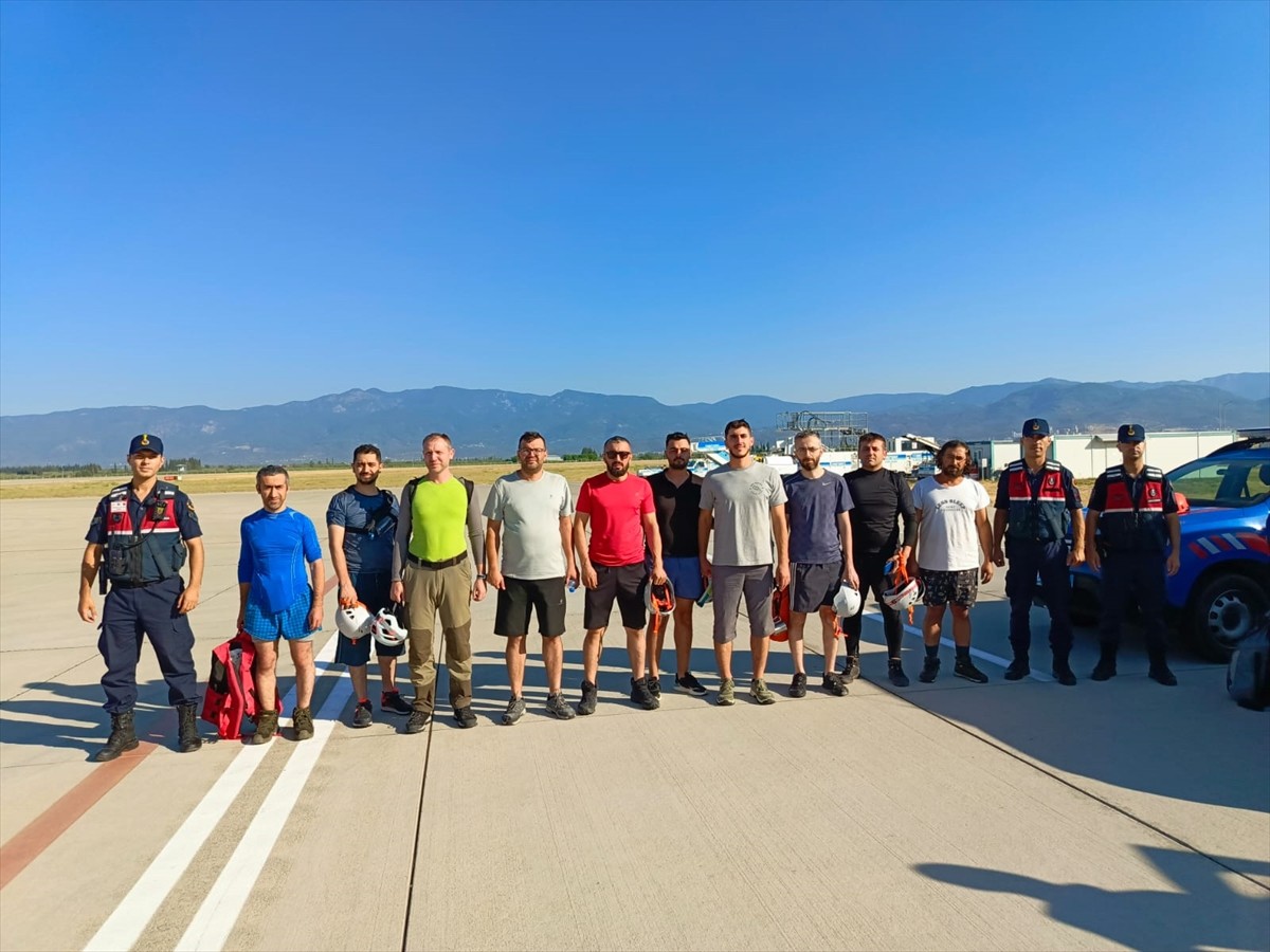 Balıkesir'in Edremit ilçesindeki Şahindere Kanyonu'nda mahsur kalan 10 kişi kurtarıldı.