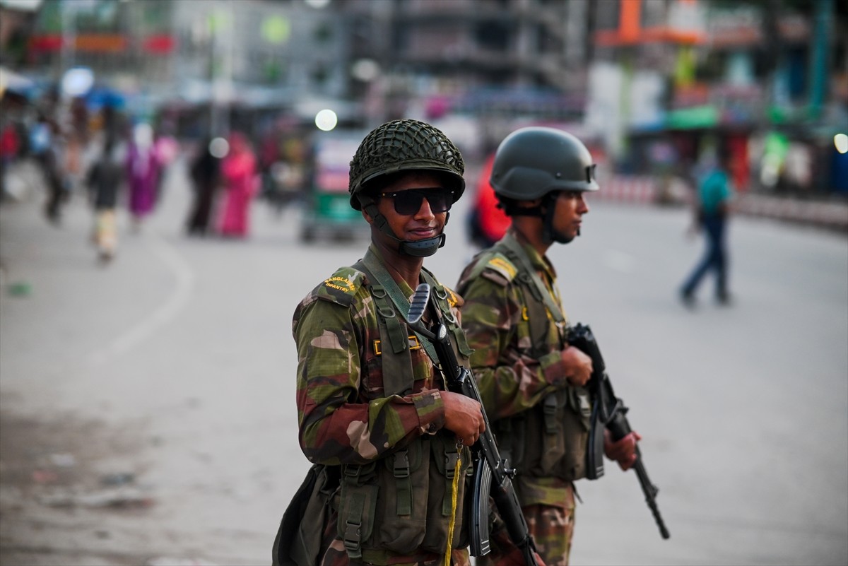 Bangladeş'te devam eden şiddet olayları nedeniyle hükümet, kamu istihdamındaki reformları protesto...