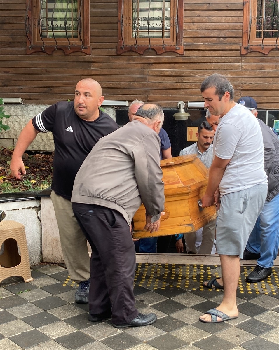 Bartın'da bir kişi kent merkezindeki umuma açık tuvalette ölü bulundu.  İhbar üzerine bölgeye...