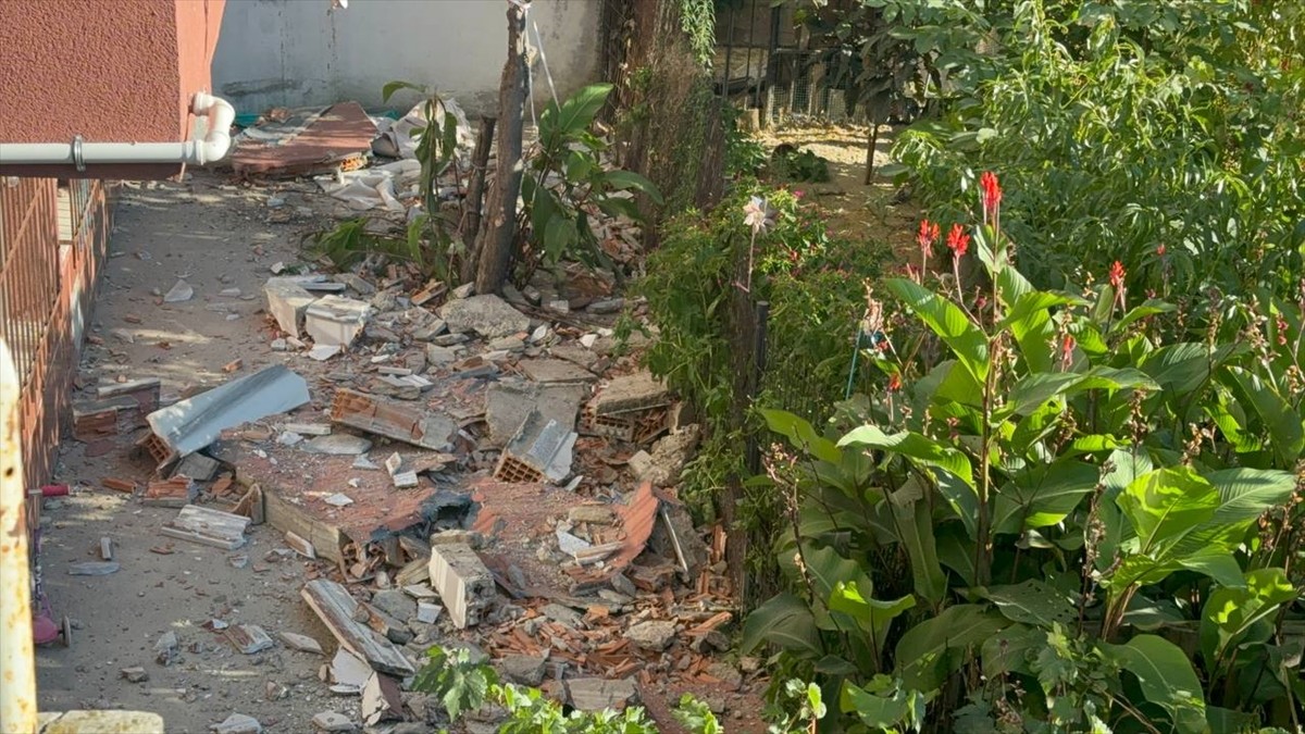 Bayrampaşa'da balkonu çöken üç katlı bina tedbir amaçlı tahliye edildi.