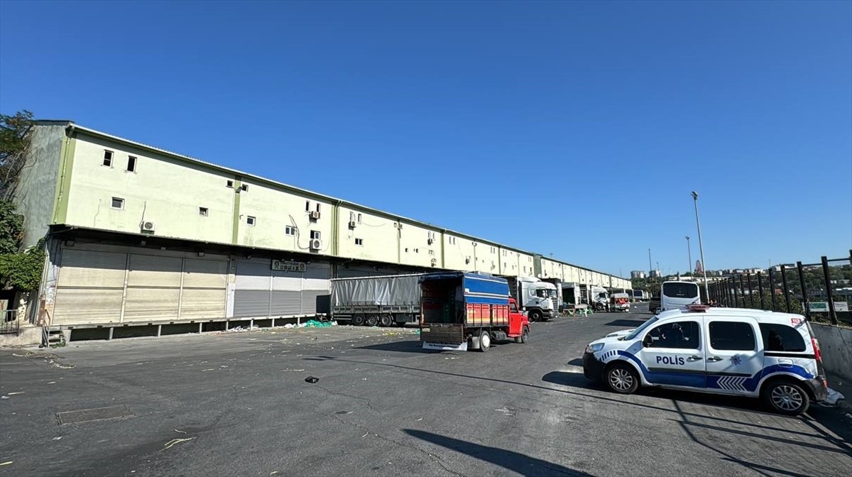  Bayrampaşa'daki Yaş Sebze ve Meyve Hali'nde, iki grup arasında çıkan silahlı ve bıçaklı kavgada 5...