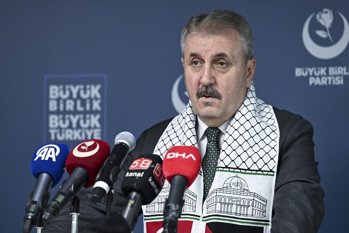 BBP Genel Başkanı Mustafa Destici, partisinin genel merkezinde basın toplantısı düzenledi.