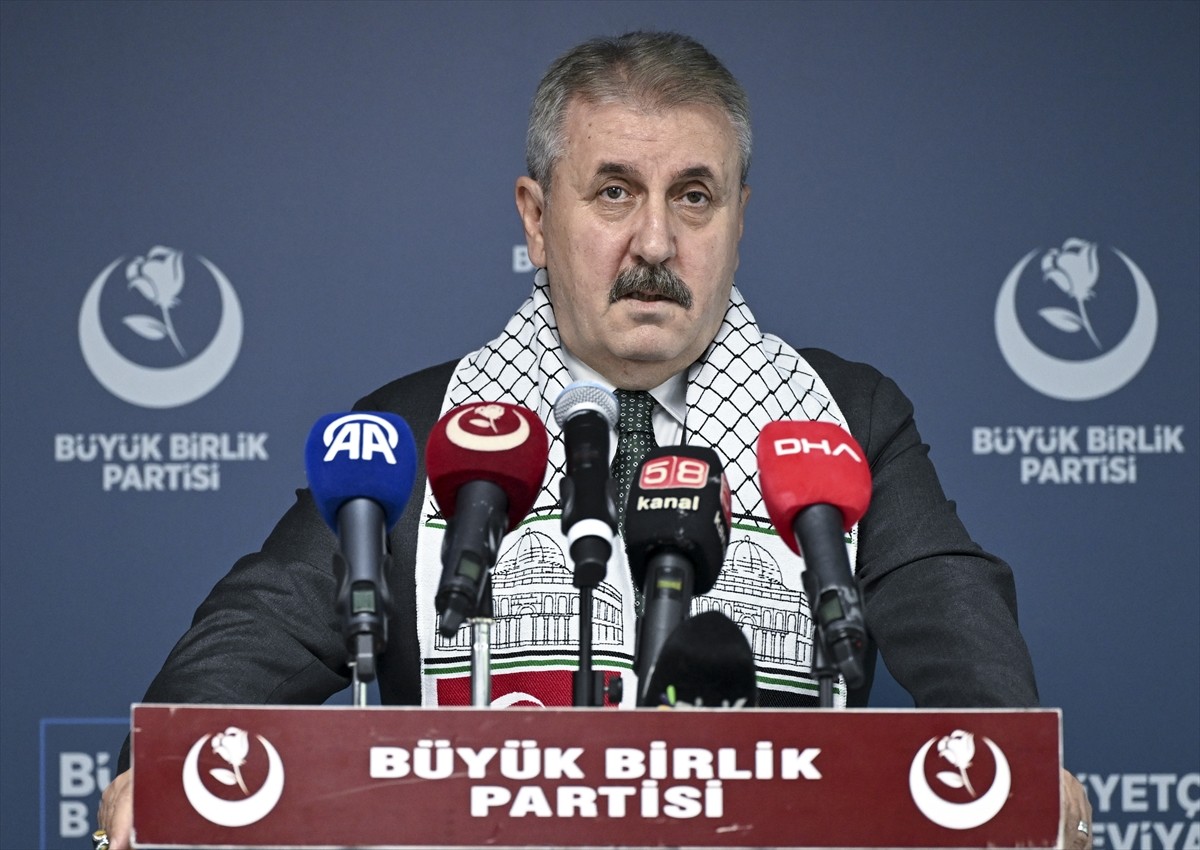 BBP Genel Başkanı Mustafa Destici, partisinin genel merkezinde basın toplantısı düzenledi.