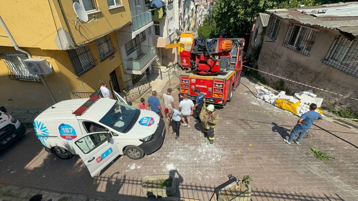 Beşiktaş'ta, park halindeyken inşaat malzemeleri indirildiği sırada yokuş aşağı hareket eden...