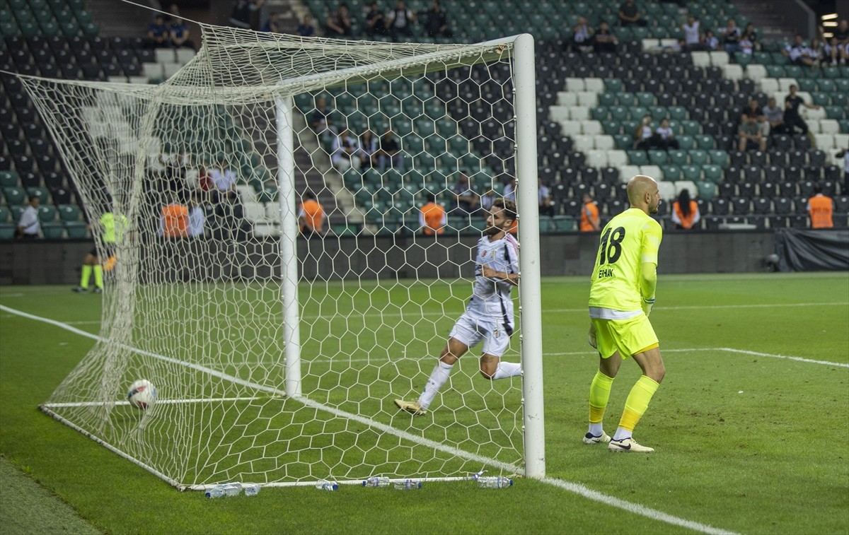 Beşiktaş Futbol Takımı, hazırlık maçında Gençlerbirliği ile Kocaeli Yıldız Entegre Stadı'nda...