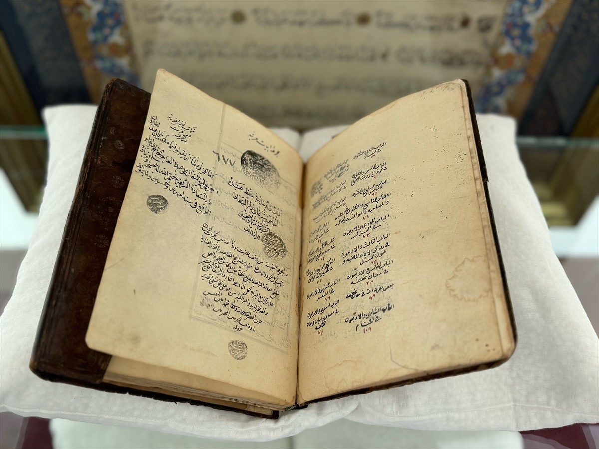 Beşir Ağa Kütüphanesi'nin koleksiyonundan yaklaşık 250 yıl önce kaybolan el yazması eser, ait...