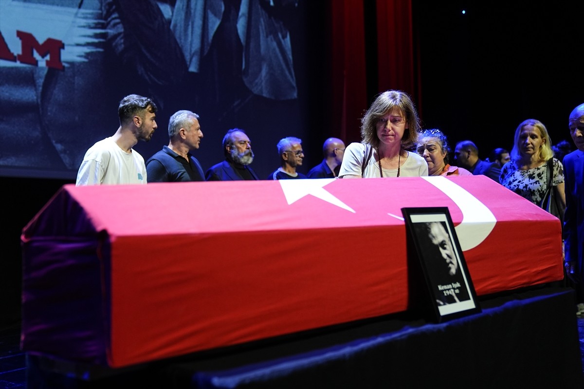 Beyin kanaması sonucu 10 yıldır komada olan ve hayatını kaybeden tiyatro sanatçısı ve sunucu Kenan...