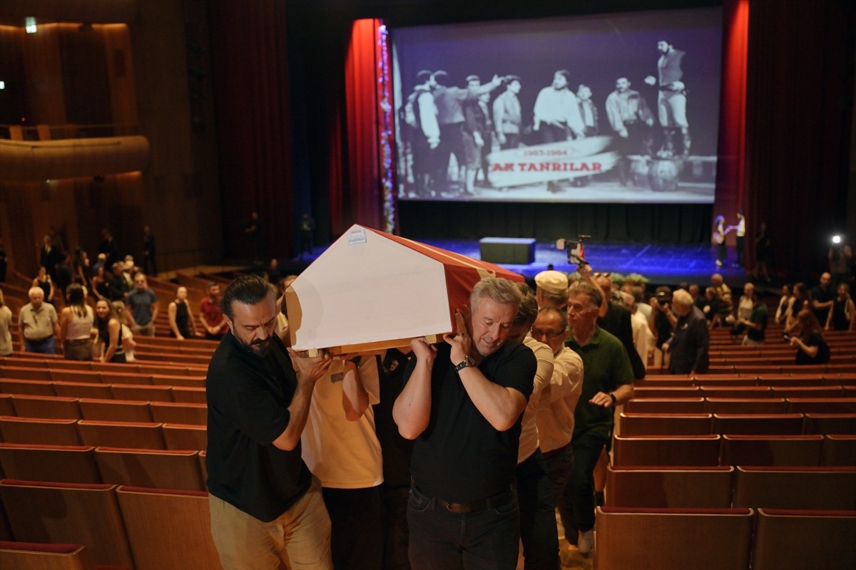 Beyin kanaması sonucu 10 yıldır komada olan ve hayatını kaybeden tiyatro sanatçısı ve sunucu Kenan...