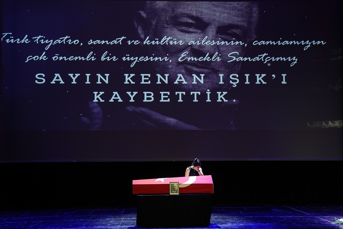 Beyin kanaması sonucu 10 yıldır komada olan ve hayatını kaybeden tiyatro sanatçısı ve sunucu Kenan...